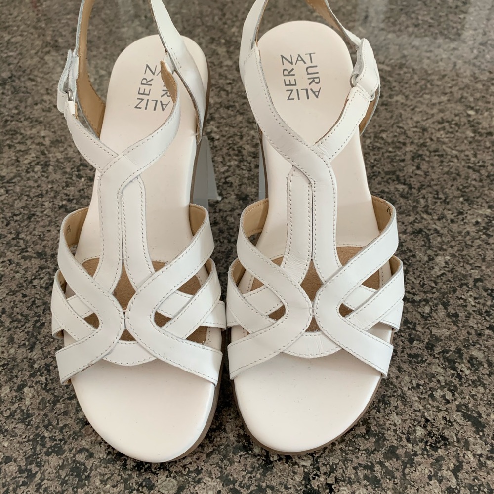 Size 8.5 white Naturalizer sandal like new.